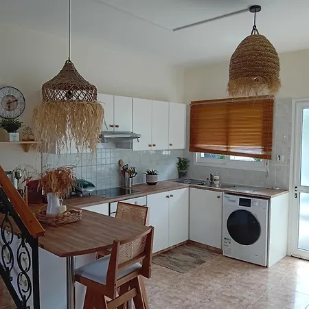 Melanos 2 Bdrm Townhouse With Private Pool *