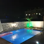 Melanos 2 Bdrm Townhouse With Private Pool *
