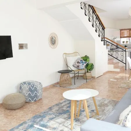 Melanos 2 Bdrm Townhouse With Private Pool Сasa de vacaciones